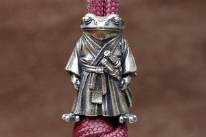 Бусина Лягушка Самурай (белая)